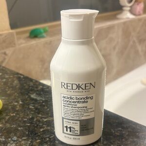 Redken Acidic Bonding Concentrate Conditioner - White